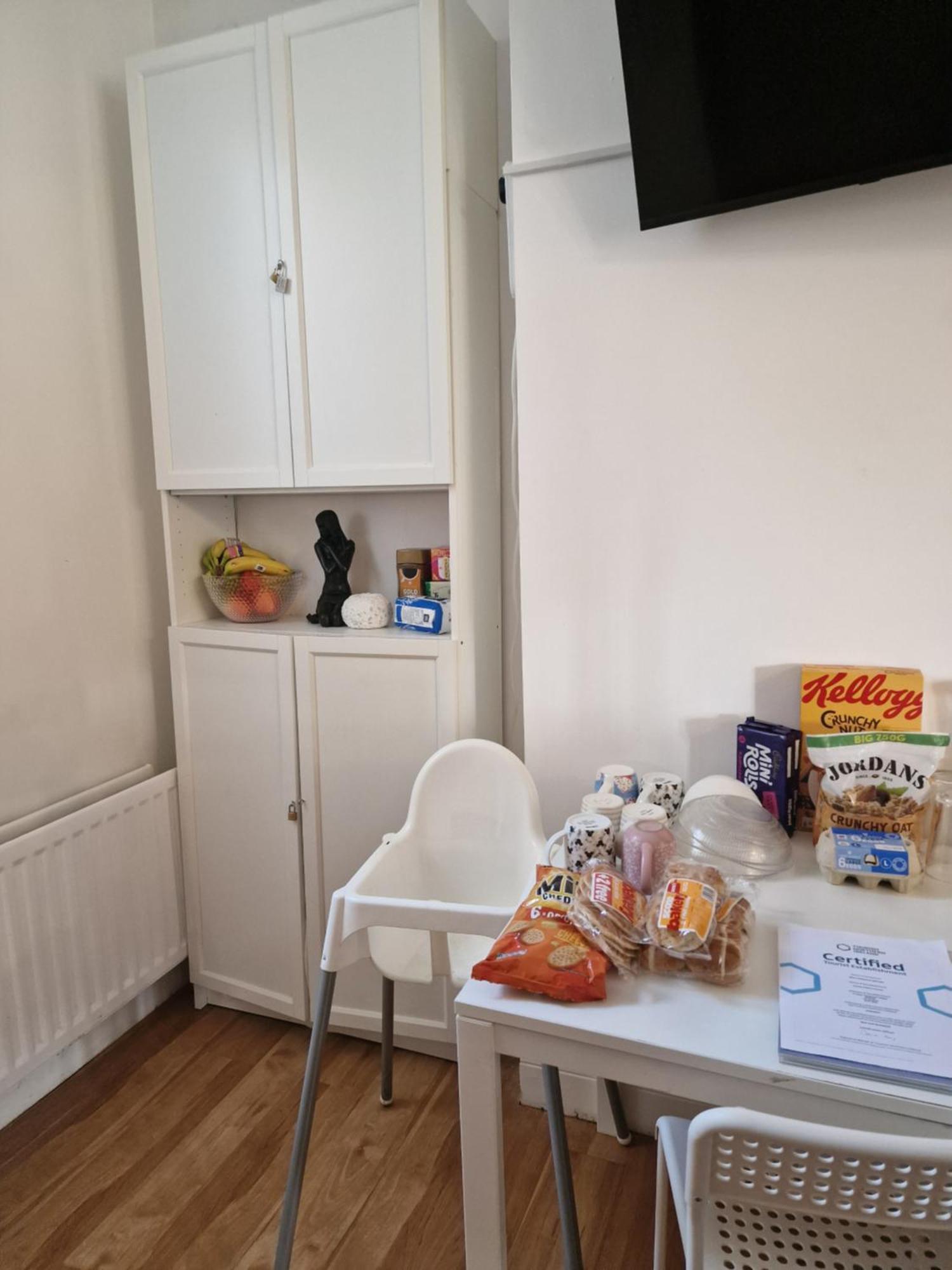 Aunty Katie'S House, Ni Tourist Board Certified & Located On The Main Oldpark Road To Belfast, With Free Continental Breakfast & Free Ultra Fast Sky Internet, Free Sky Sports & Free Sky Cinema, Self-Check In After 10Pm Gmtホステル エクステリア 写真