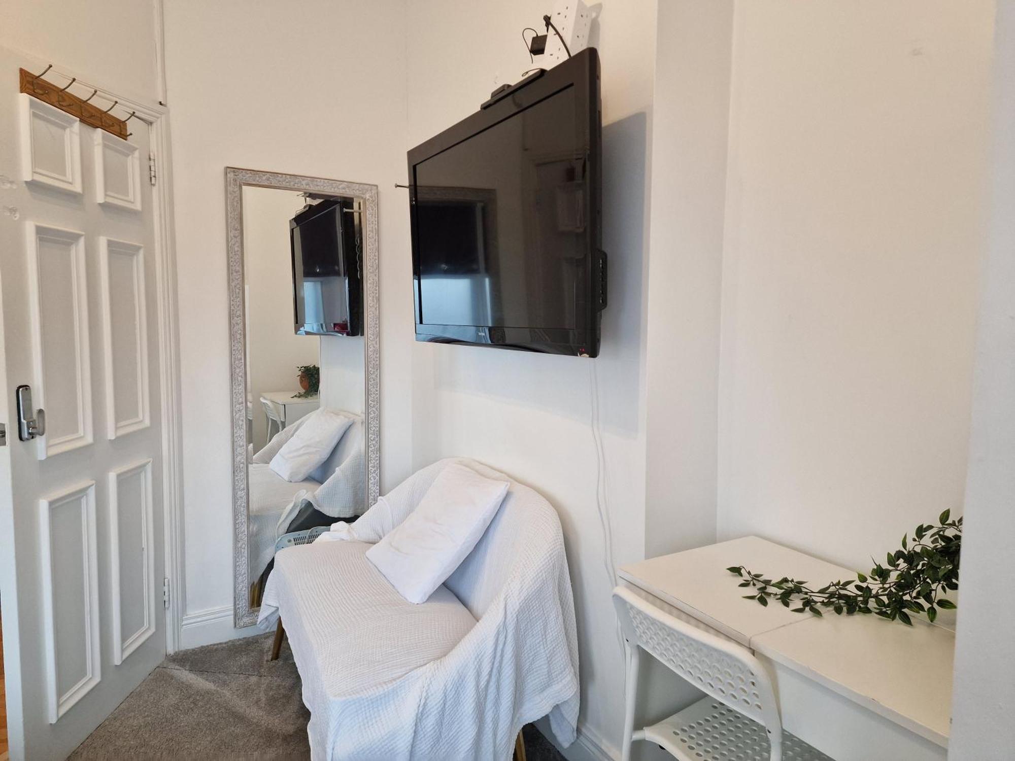 Aunty Katie'S House, Ni Tourist Board Certified & Located On The Main Oldpark Road To Belfast, With Free Continental Breakfast & Free Ultra Fast Sky Internet, Free Sky Sports & Free Sky Cinema, Self-Check In After 10Pm Gmtホステル エクステリア 写真