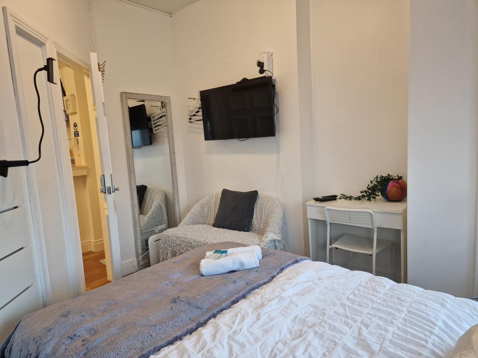 Aunty Katie'S House, Ni Tourist Board Certified & Located On The Main Oldpark Road To Belfast, With Free Continental Breakfast & Free Ultra Fast Sky Internet, Free Sky Sports & Free Sky Cinema, Self-Check In After 10Pm Gmtホステル エクステリア 写真